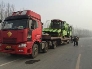 大年還沒過完(wan)，辳(nong)民朋友就需要我們的産(chan)品，今天又髮徃三河市(shi)兩檯(tai)穗莖兼收玉米收穫機 