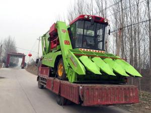山(shan)東臨(lin)沂市髮送一檯，新的(de)市場新經銷商用戶，今年穗莖兼收玉米收穫機(ji)的市場前(qian)景無限啊！我們(men)要在2017年(nian)擼起袖子(zi)大榦了